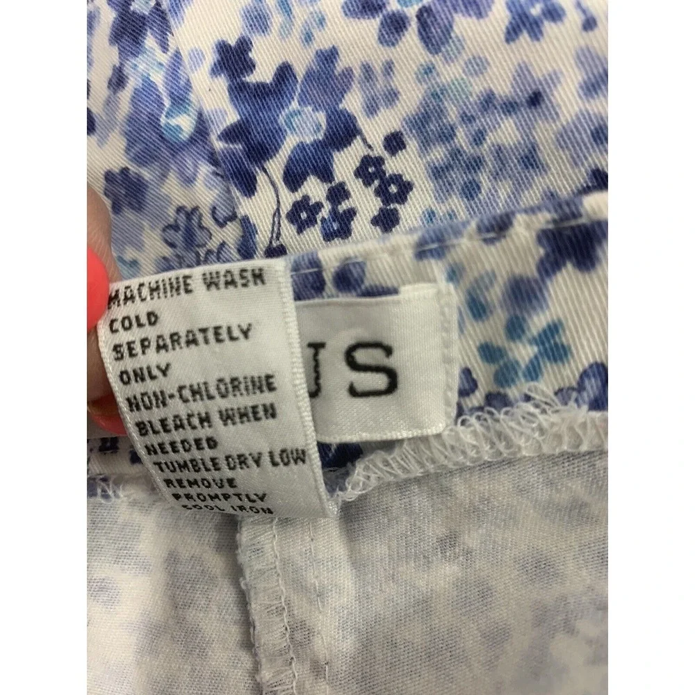 Chaus Capri Shorts Women Size 12 Blue White Floral Stretch Comfy Vacation Travel